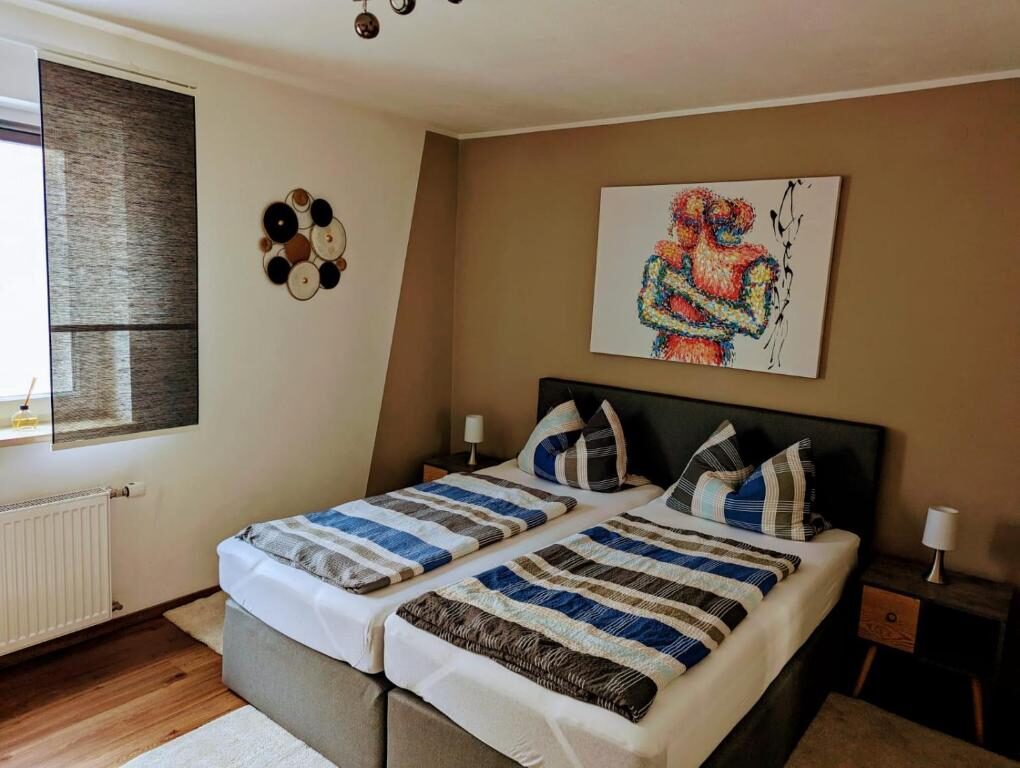Schlafzimmer der Ferienwohnung Jobst in Nittenau mit Doppelbett