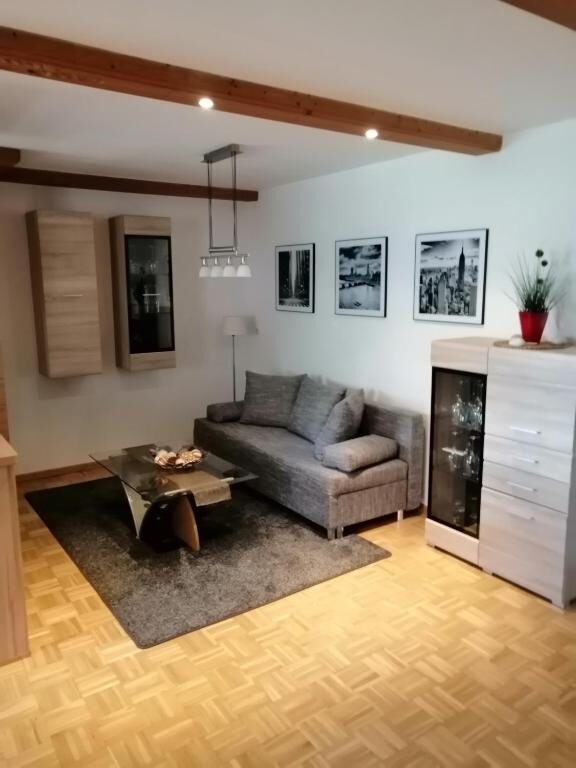 Wohnzimmer der Ferienwohnung Neuhaus mit gemütlicher Couch