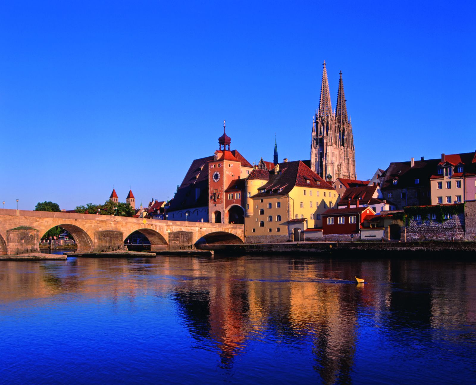 Steinerne Brücke und Dom St. Peter in Regensburg